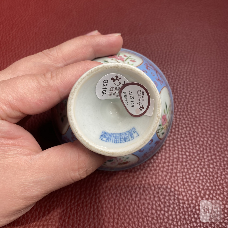 清乾隆 蓝地粉彩开光花卉纹小高足杯 - 图13